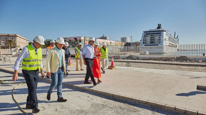 La presidenta de la Autoridad Portuaria de la Bahía de Cádiz, Teófila Martínez, y el alcalde de Cádiz, Bruno García, en las obras del proyecto del Muelle Ciudad. 