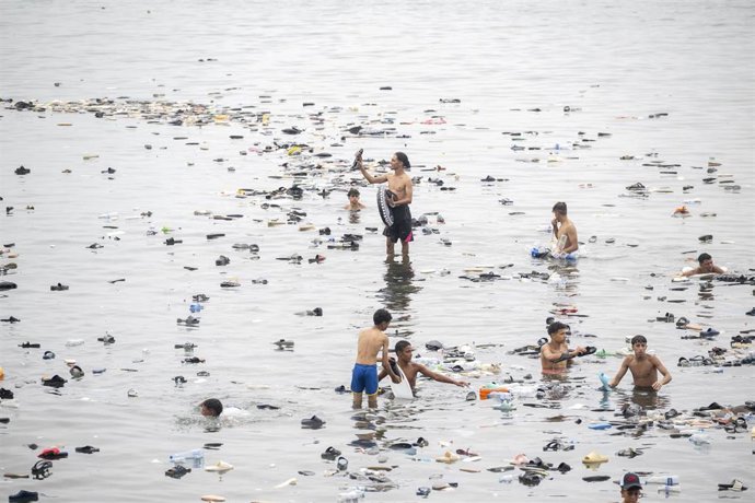 Varios migrantes al entrar en Ceuta el pasado 31 de julio.