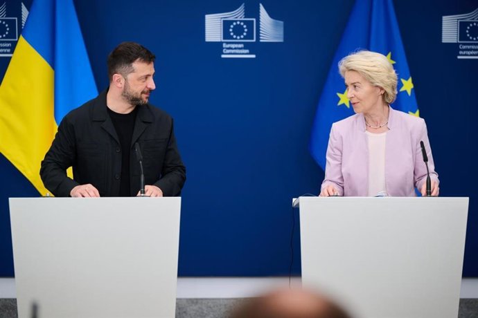 Archivo - Arquivo - FOTO DE DIVULGAÇÃO - 17 de agosto de 2025, Bélgica, Bruxelas: O presidente ucraniano Volodymyr Zelensky (à esquerda) e a presidente da Comissão Europeia, Ursula von der Leyen, conversam durante uma coletiva de imprensa após sua reunião