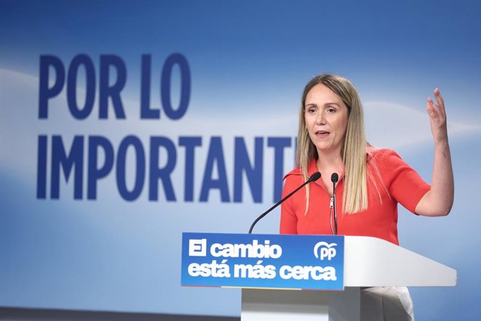 A vice-secretária de Coordenação Setorial do Partido Popular, Alma Ezcurra, durante a coletiva de imprensa realizada após a reunião semanal do Comitê de Direção do Partido Popular, em 20 de julho de 2026, em Madri (Espanha). Esta coletiva