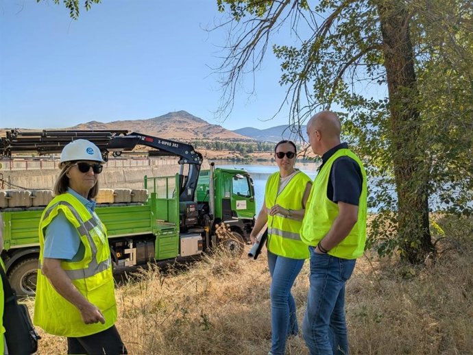 La presidenta de la Confederación Hidrográfica del Duero (CHD), María Jesús Lafuente, acompañada del director adjunto, Juan Carlos Millán, visitan las obras del bombeo provisional entre el embalse del Pontón Alto hasta la ETAP Rancho el Feo.