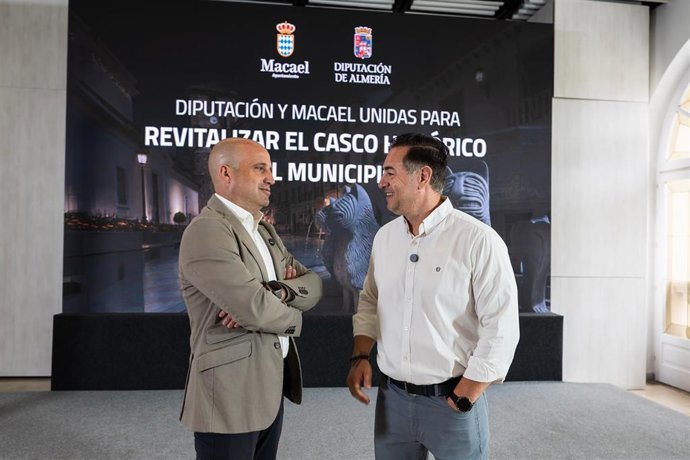 El presidente de la Diputación de Almería, José Antonio García Alcaina, y el alcalde de Macael, Raúl Martínez, durante la reunión en el Palacio Provincial.