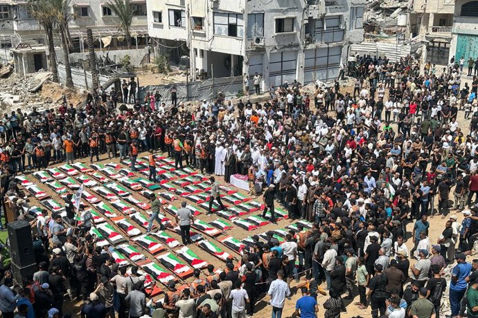 TERRITÓRIOS PALESTINOS, GAZA – 4 DE AGOSTO DE 2026: Um funeral coletivo de 112 palestinos das famílias al-Hasayna e Abu Sharia, mortos em ataques militares israelenses em 2023