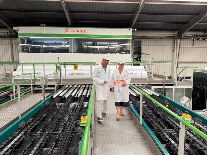 La consellera de Industria visita la fábrica de la empresa Clesol en Betxí (Castellón)