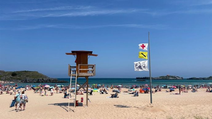 Bandera para personas con daltonismo en la playa de Ris, en Noja