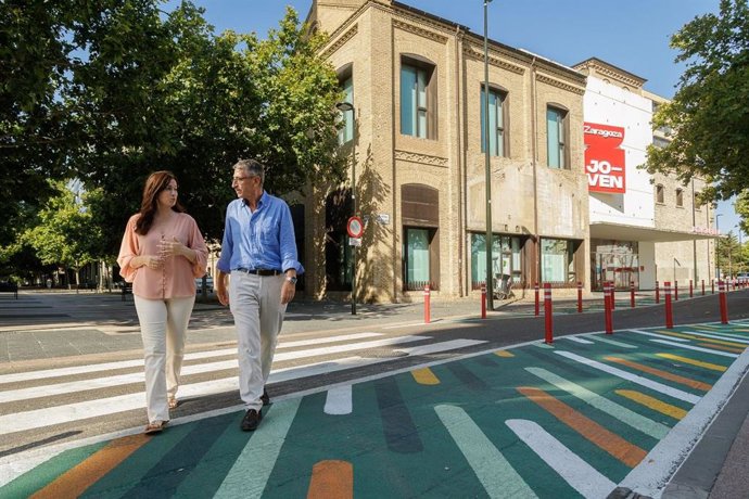 Los trabajos se han llevado a cabo tras un estudio técnico que detectó que más del 74% de los vehículos superaban el límite de 20 km/h en un entorno de elevada presencia de jóvenes y menores.