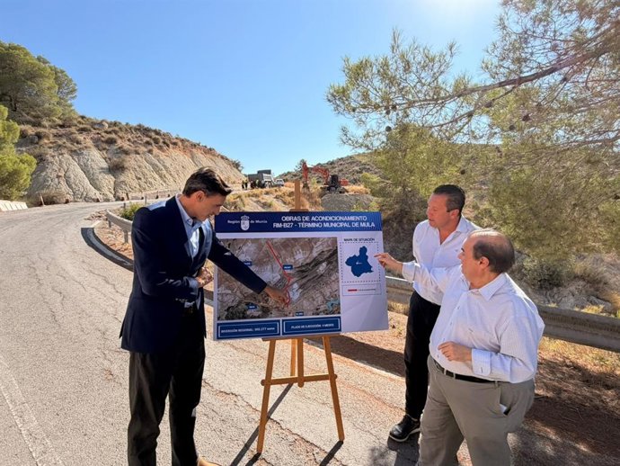 El consejero de Infraestructuras y Desarrollo Territorial, Jorge García Montoro, acompañado por el alcalde de Mula, Juan Jesús Moreno, durante el inicio de obras de la carretera RM-B27 en el término municipal de Mula