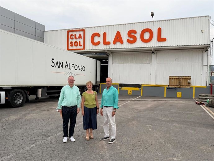 Representantes de CEV Castellón y la consellera de Industria, Comercio y Turismo,  Marián Cano, tras una visita a la sede de Clasol, en Betxí.