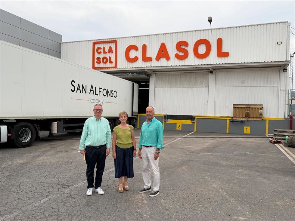 Representantes de CEV Castellón y la consellera de Industria, Comercio y Turismo,  Marián Cano, tras una visita a la sede de Clasol, en Betxí.