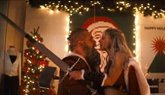 Foto: Kristen Bell y David Harbour, Mamá y Papá Noel justicieros en el tráiler de Noche de Paz 2