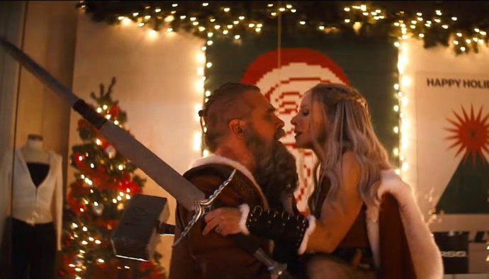 Kristen Bell y David Harbour, Mamá y Papá Noel justicieros en el tráiler de Noche de Paz 2
