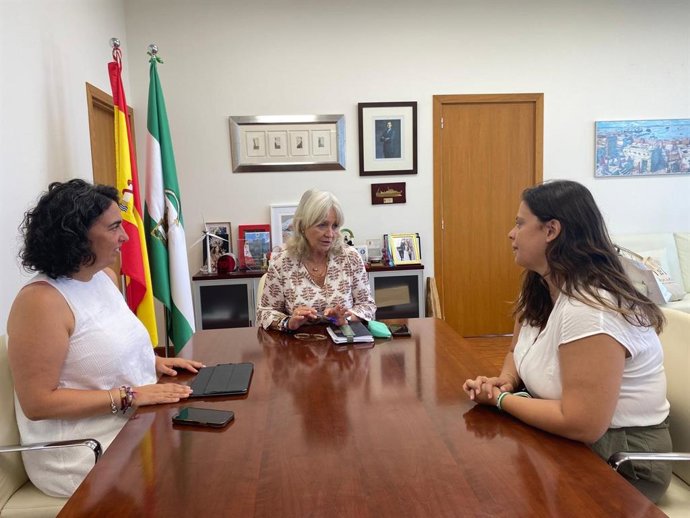 La delegada de la Junta de Andalucía en Cádiz, Mercedes Colombo, en una reunión con la nueva coordinadora provincial del Instituto Andaluz de la Juventud (IAJ) en la provincia, Silvia Rodríguez Robles.