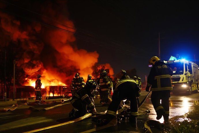 Santiago, 5 de Agosto de 2026. Incendio quimico afecta a la empresa Panimex ubicada en Las Esteras Sur con Ruta 5 Norte en la comuna de Quilicura Javier Torres /Aton Chile