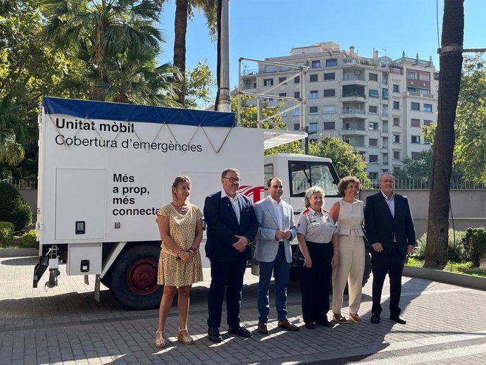 El secretari de Telecomunicacions i Transformació Digital, Albert Tort, i la sotsdirectora de Coordinació i Gestió d'Emergències de Protecció Civil, Imma Solé, junt amb responsables del projecte