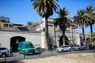 Santiago, 26 de Febrero 2026.  El Fiscal Regional, Marcos Pasten, concurre a la Ex Penitenciaria para realizar diligencias en el penal por la fuga de dos reos vestidos de gendarmes   La causa está siendo investigada conjuntamente con la Brigada contra el