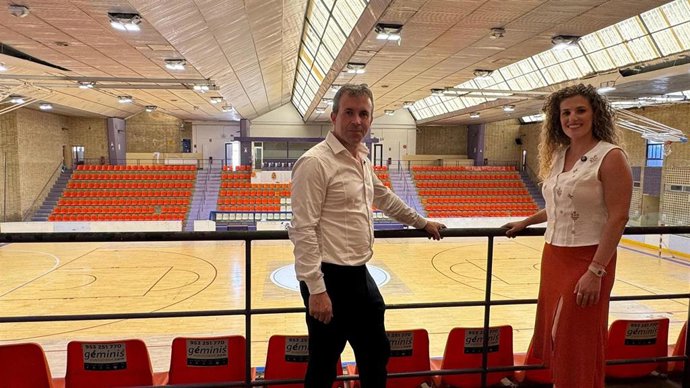 El alcalde junto a la concejala de Deportes en el pabellón de La Salobreja/Archivo