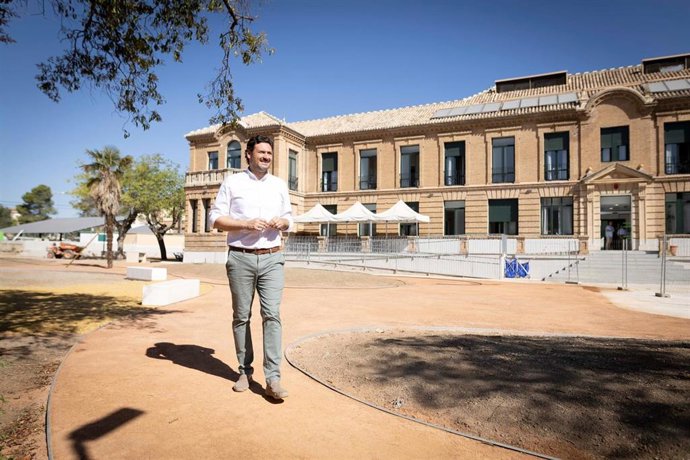 El diputado de Centros Sociales, Roberto González, ha realizado una visita a los trabajos de intervención paisajística integral que se están realizando en los jardines delanteros y traseros del edificio de la nueva residencia residencia La Milagrosa.