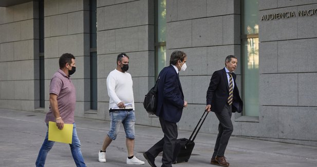 Dos acusados del 'Pitanxo' recogen en Madrid la notificación de juicio, pero el administrador alega problemas médicos