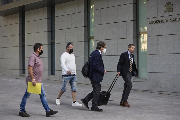 Archivo - El patrón del ‘Villa de Pitanxo', Juan Padín (i-morado), y su sobrino, Eduardo Rial (c-blanco), a su llegada a declarar a la Audiencia Nacional, a 6 de junio de 2022, en Madrid (España). 