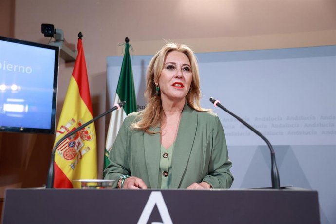 Archivo - La consejera de Economía, Hacienda y Fondos Europeos y portavoz del Gobierno, Carolina España, comparece durante la rueda de prensa posterior al Consejo de Gobierno. Imagen de archivo.