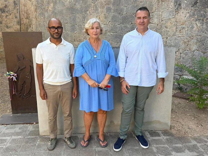 El diputado socialista Omar Lamín, la presidenta de Memoria de Mallorca, Maria Antònia Oliver, y el portavoz socialista en Cort, Xisco Dalmau, frente el muro de la memoria del cementerio de Palma.Bal