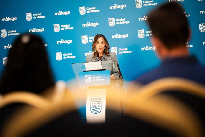 La concejala delegada de Educación y Fomento del Empleo, María Paz Flores, en rueda de prensa.