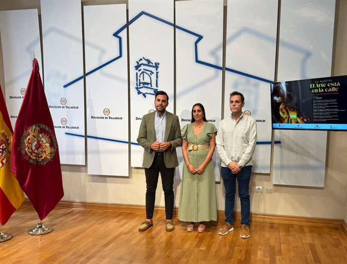 El Diputado de Empleo, Desarrollo Económico y Reto Demográfico, Roberto Migallón, junto al alcalde de Cigales, Jaime Rodríguez, y la concejala de Cultura, Turismo y Enoturismo, Maria del Val, en la presentación de 'El Arte está en la Calle'.