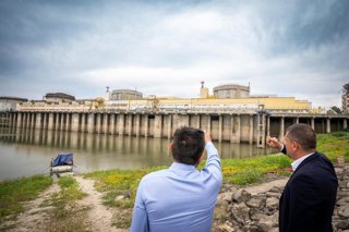 El ministro de Defensa en funciones, Radu Miruta, observa las operaciones en el río Danubio para aumentar el caudal hacia la central de Cernavoda