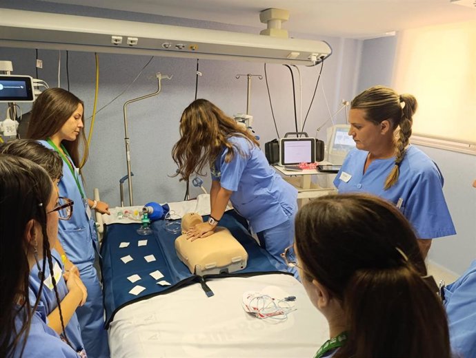 Profesionales del Hospital Universitario Torrecárdenas de Almería durante una actividad formativa.