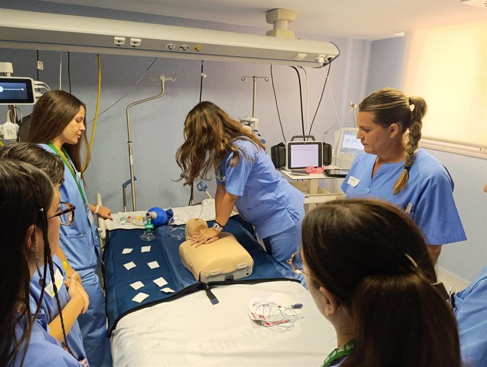 Profesionales del Hospital Universitario Torrecárdenas de Almería durante una actividad formativa.
