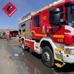 Bomberos extinguen un incendio en una planta de reciclaje en Villena