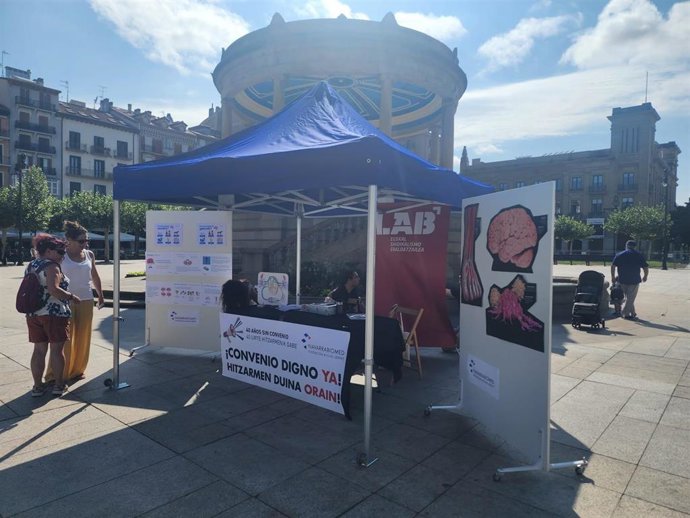 Carpa instalada en la Plaza del Castillo para dar a conocer la labor de Navarrabiomed.