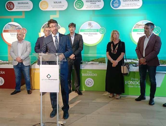 El presidente de Hunosa, Enrique Fernández, interviene en el Día de Hunosa, celebrado en el pabellón de la compañía en la Feria Internacional de Muestras de Asturias, en el recinto ferial gijonés 'Luis Adaro'.