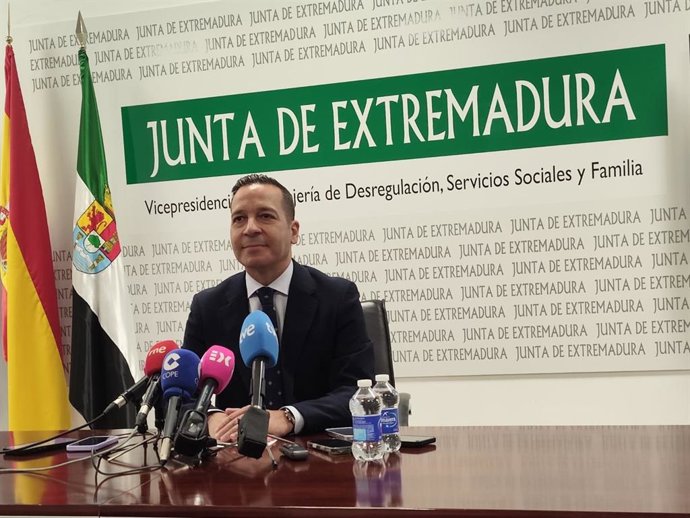 Archivo - El vicepresidente y consejero de Desregulación, Servicios Sociales y Familia, Óscar Fernández, en una imagen de archivo.