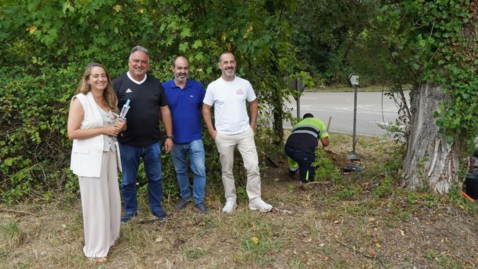 El alcalde de Siero, Ángel García, visita las obras de instalación de alumbrado público en Meres.