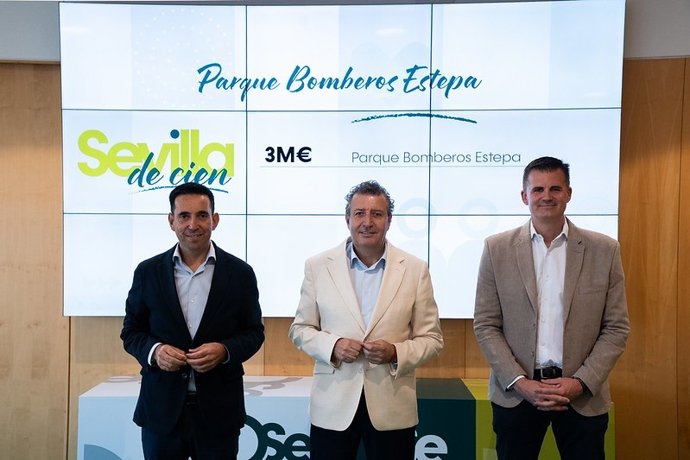 El presidente de la Diputación, Javier Fernández, el alcalde de Estepa, Antonio Jesús Muñoz, y el diputado de Servicios Públicos Supramunicipales y vicepresidente del Consorcio Provincial de Prevención, Extinción de Incendios, Gonzalo Domínguez