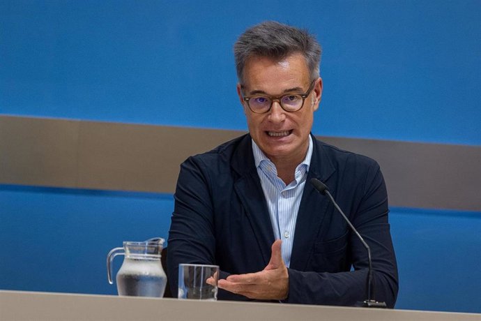 El consejero de Urbanismo, Infraestructuras, Energía y Vivienda, Víctor Serrano, en rueda de prensa.