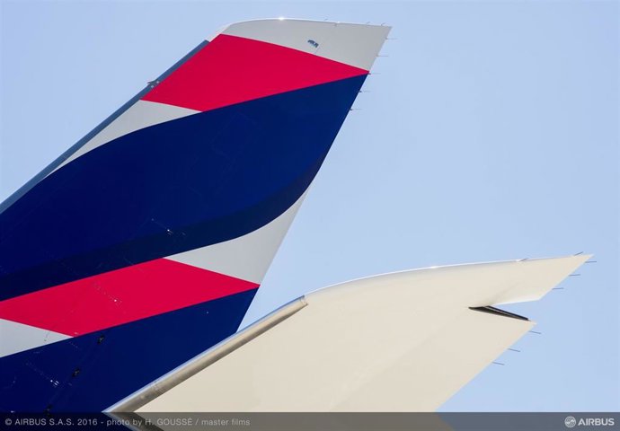 Archivo - Cola de un avión de la chilena Latam Airlines.