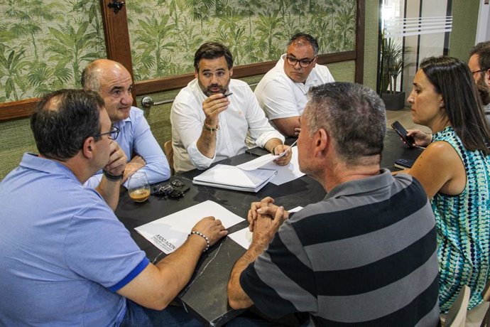El presidente del PP C-LM con la Asociación de Vendedores Ambulantes de Castilla-La Mancha.