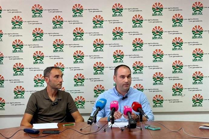 El secretario de Agricultura de UPA-UCE Extremadura, Fernando Miranda, y el técnico Luis Pinilla, analizan en rueda de prensa la campaña de la vendimia