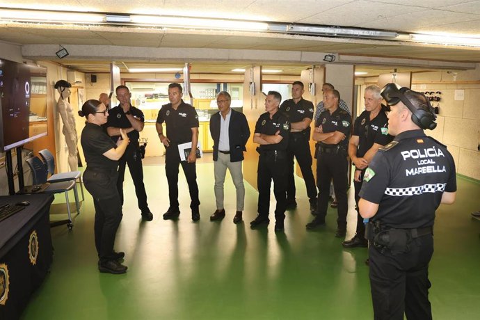 El concejal de Seguridad de Marbella, José Eduardo Díaz, junto con el jefe de la Policía Local de Marbella, Francisco Florentino Ruiz, y la cofundadora de Last Monkey Studio, Elena Valverde, informa sobre un  nuevo sistema de realidad virtual.