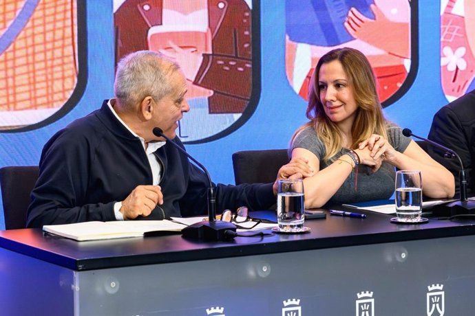 La presidenta del Cabildo de Tenerife, Rosa Dávila, y el consejero insular de Empleo, Efraín Medina