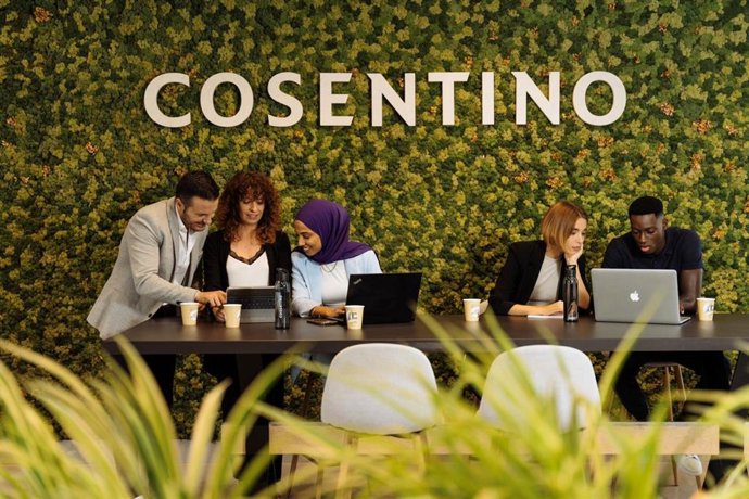 Trabajadores de Cosentino en una de las instalaciones de la multinacional almeriense.