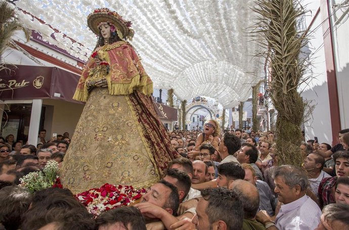 Archivo - La Virgen del Rocío recorre las calles de Almonte en una imagen de archivo.
