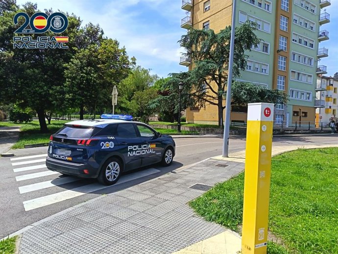 Coche de la Policía Nacional en Torrelavega