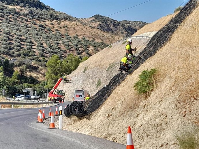 La Junta impulsa obras de emergencia para estabilizar los taludes en la carretera A-3131 a su paso por Jauja.