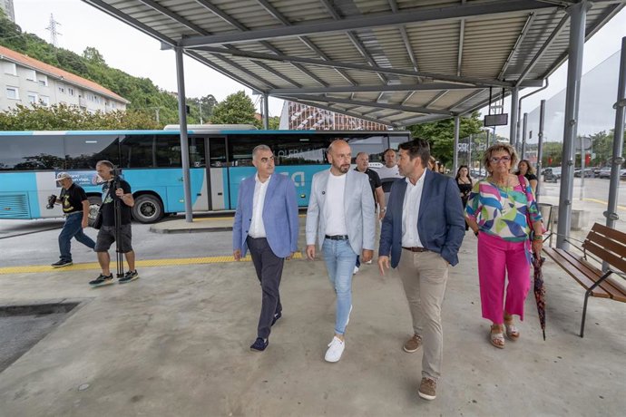 La inauguración de las obras de reforma de la estación de autobuses de Laredo.