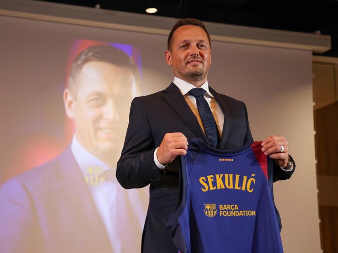 O novo técnico do Barça de basquete, Aleksander Sekulic, em sua apresentação