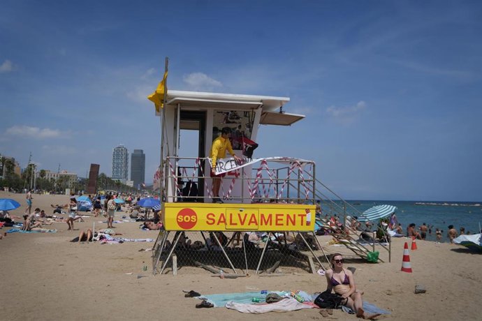Archivo - Puestos de salvamento de la playa en Barcelona