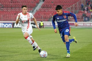 Futbol, Universidad de Chile vs Union San Felipe Fecha 4, Copa Chile 2026. El jugador de Universidad de Chile Ignacio Vasquez, derecha, disputa el balon con el defensa de Union San Felipe durante un partido de Copa Chile realizado en el estadio Nacional